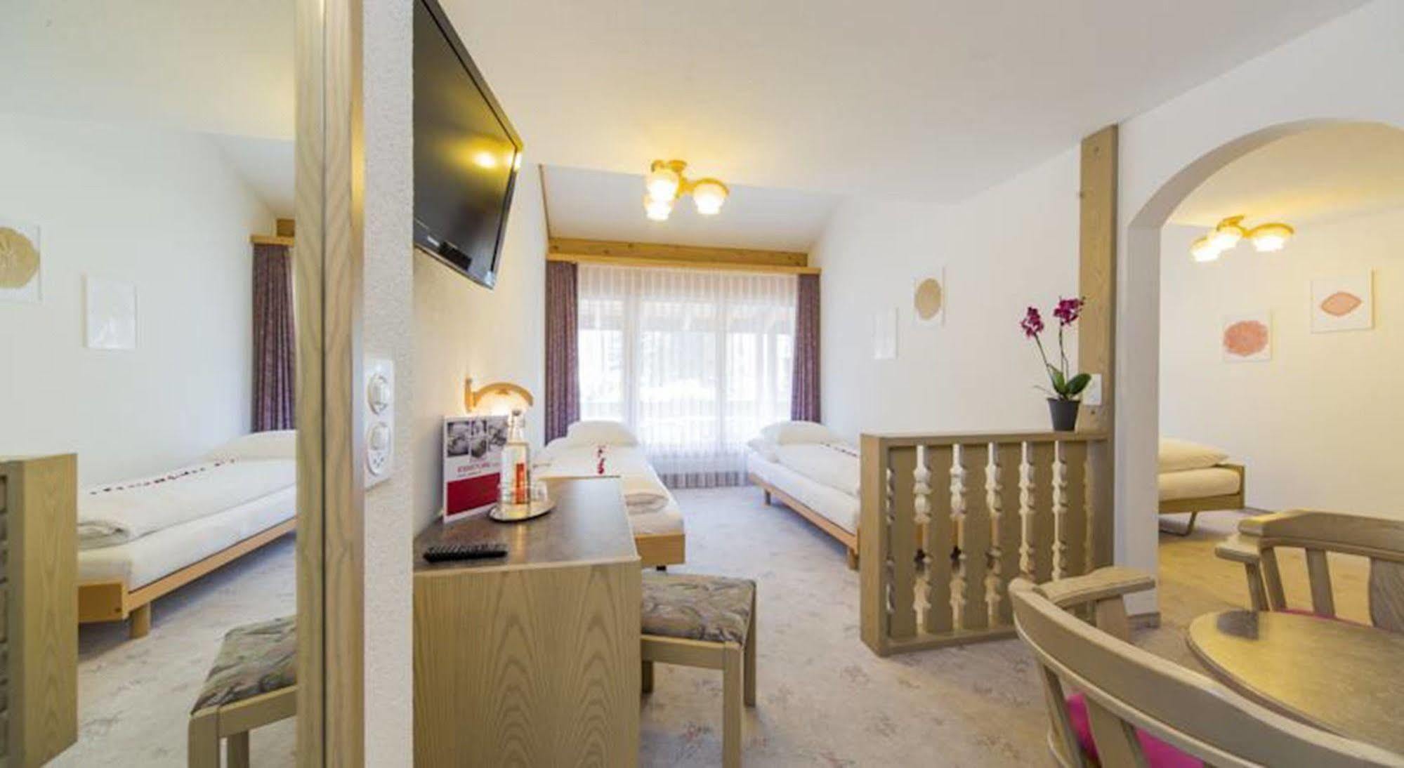 Hotel Restaurant Gabriel Скуоль Экстерьер фото